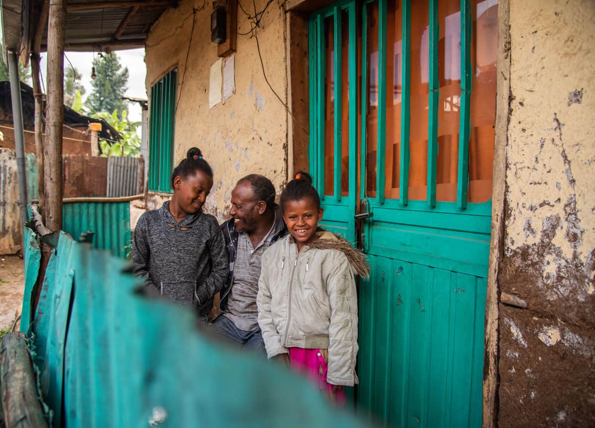 Ueberlebensprogramm: Ein Vater und seine Zwillingstöchter in Äthiopien