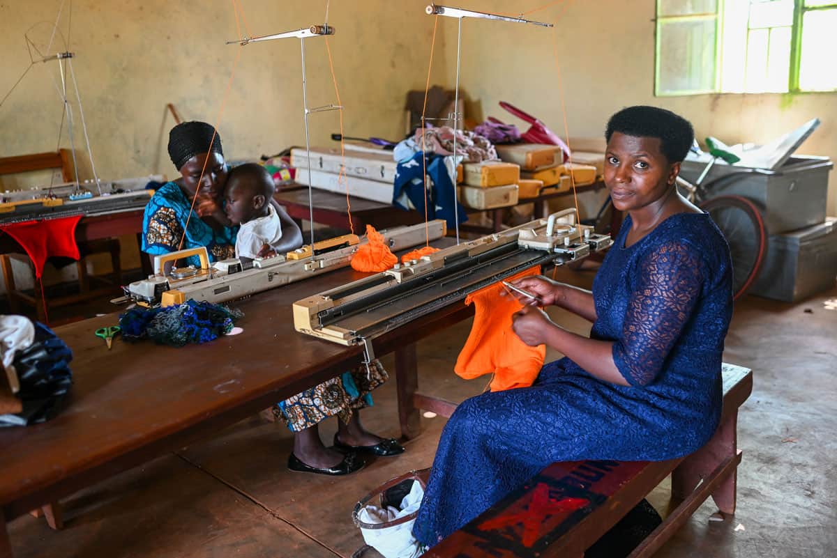 Une femme au Rwanda apprend le tricot pour obtenir une formation professionnelle
