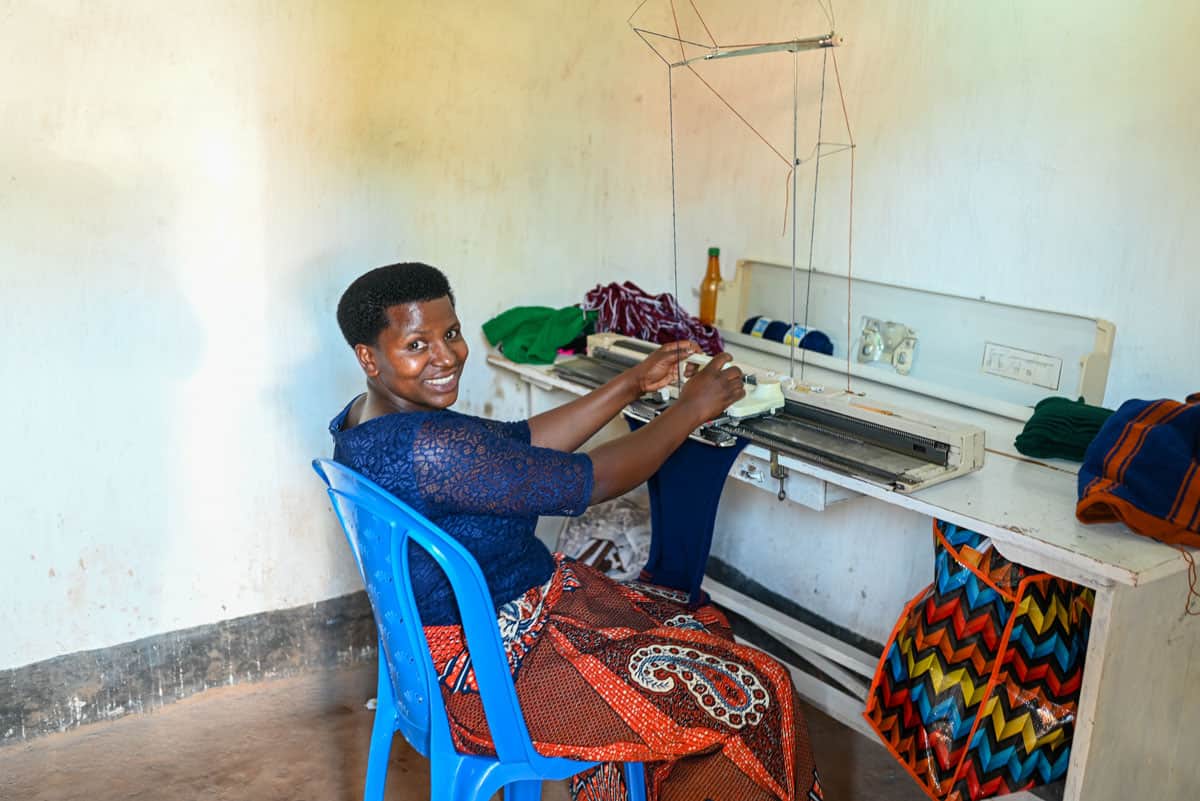 Une maman au Rwanda peut avoir un travail à domicile grâce au tricot