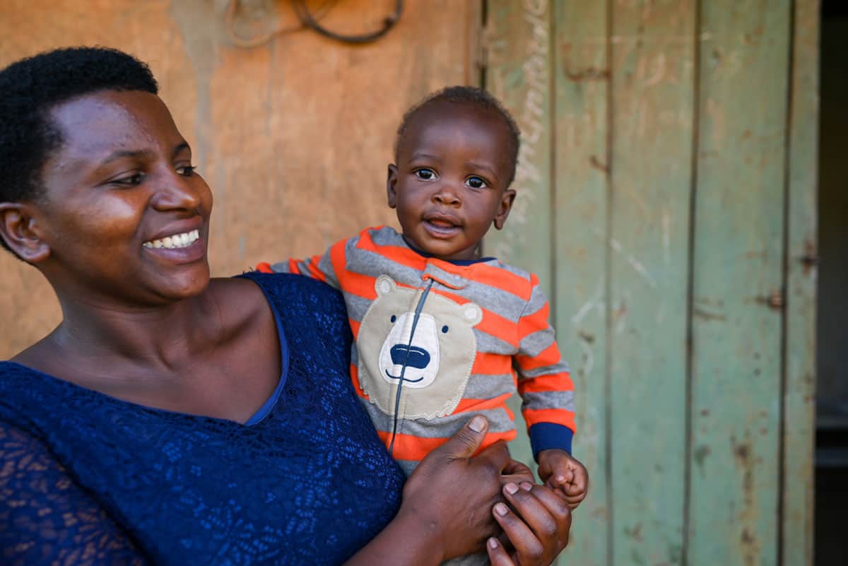 Une maman du Rwanda tenant son enfant dans ses bras