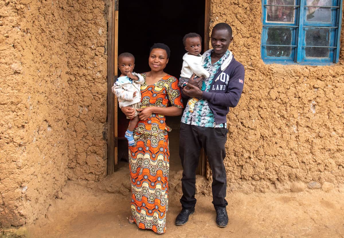 Cette famille du Rwanda a donné naissance à ces jumeaux en sécurité