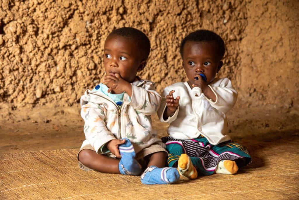 Juliette und Julius mit 18 Monaten bei sich zu Hause in Ruanda