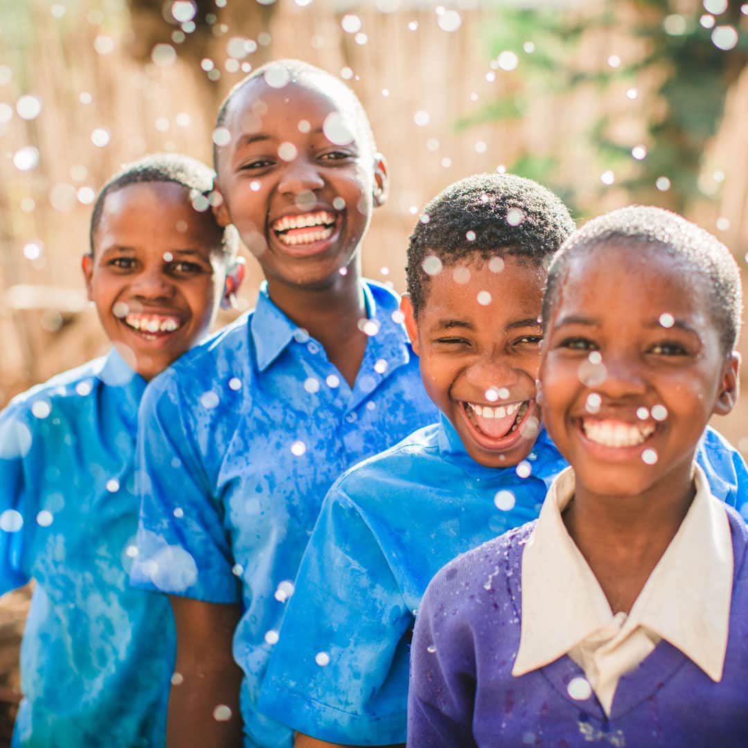 Kinder in Tansania, die am Compassion-Programm teilnehmen, profitieren von einer neuen Toilette und Wasserversorgung.