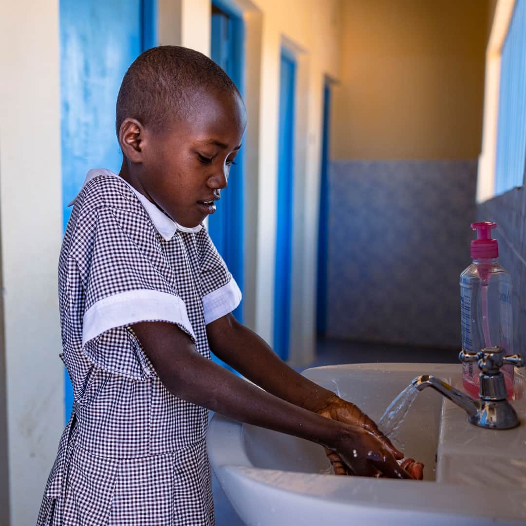 Compassion baut Toiletten in Tansania für die Sicherheit und Hygiene von Kindern