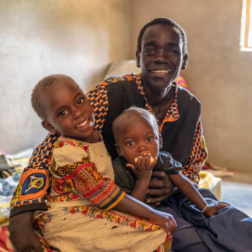 Emiliana a reçu de la nourriture et du lait car elle souffrait de malnutrition