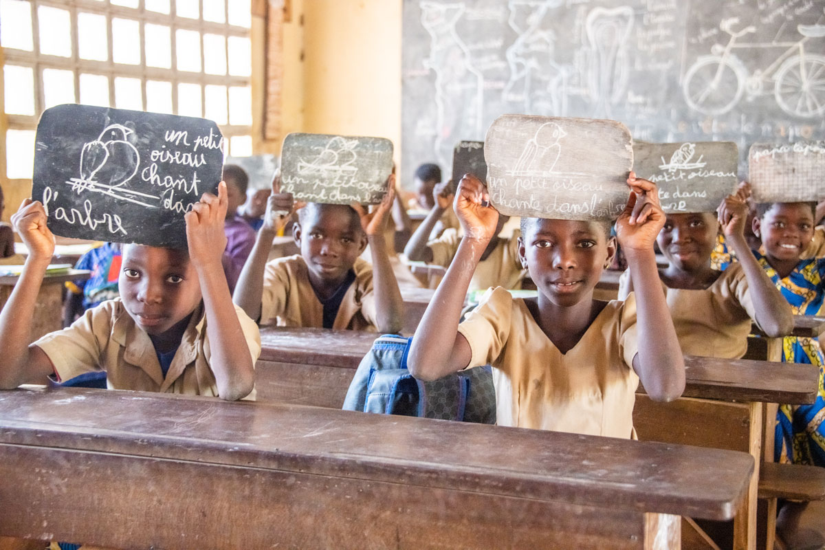 parrainage : les enfants parrainés à travers Compassion restent à l'école jusqu'à 1,5 an de plus que les autres enfants