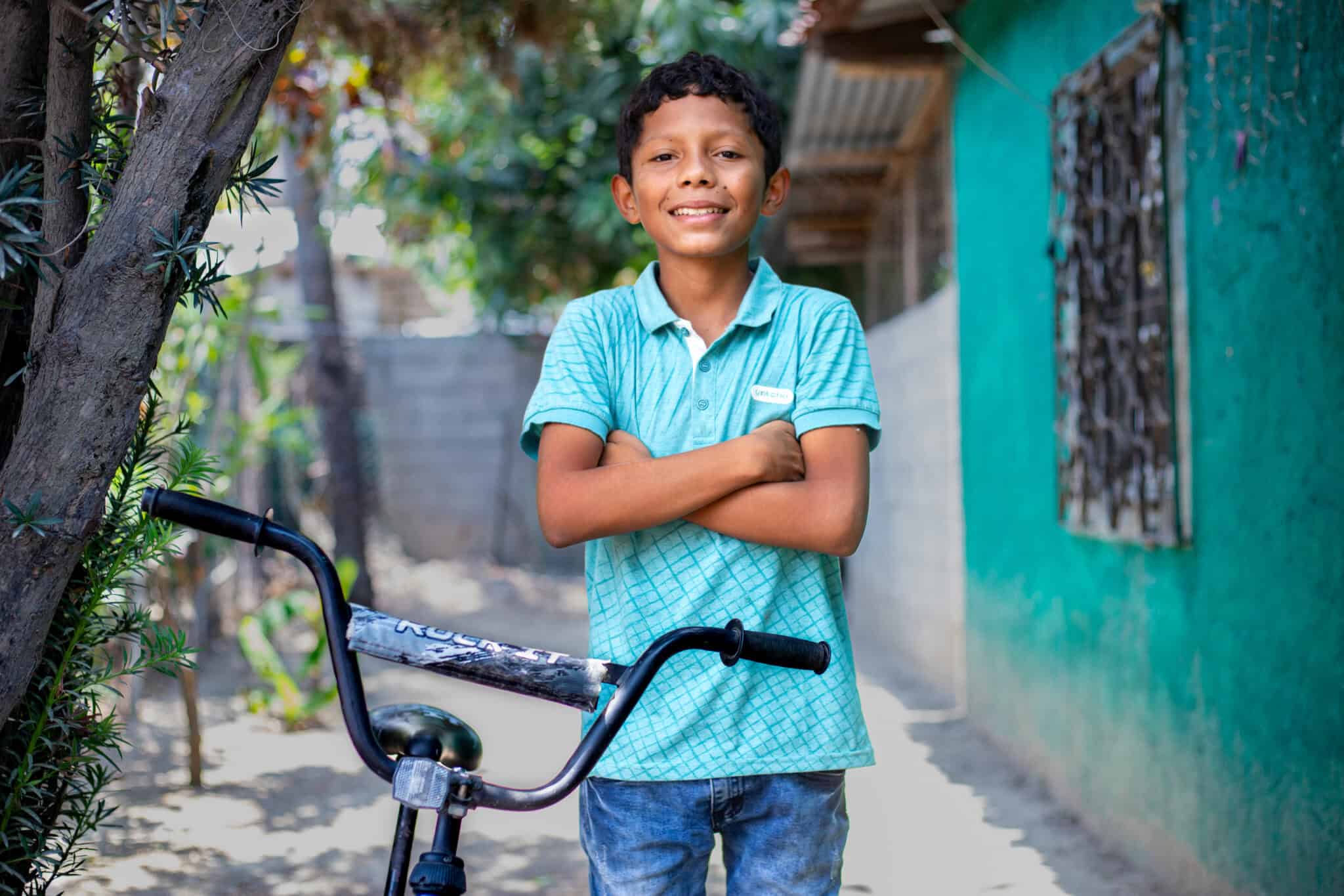Un enfant parrainé par Compassion est heureux de recevoir un cadeau de parrainage.