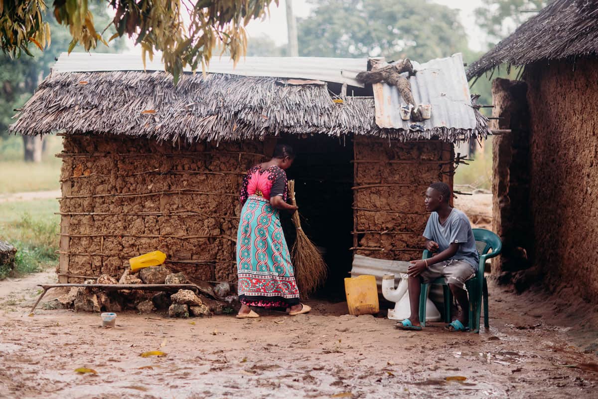 Cadeau : Davis et sa maman dans la cour de leur maison à Mombasa, Kenya
