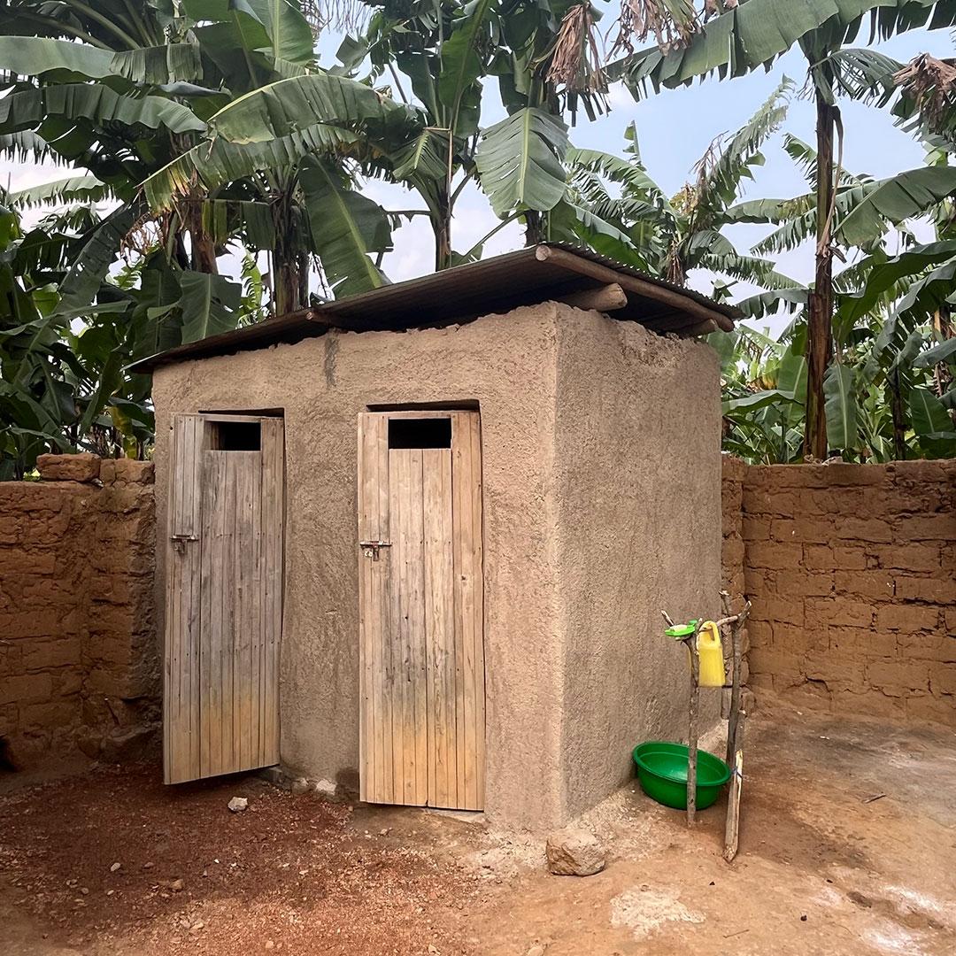 Eine Toilette und eine Dusche die Compassion für eine Familie die in Armut lebt gebaut und finanziert hat.