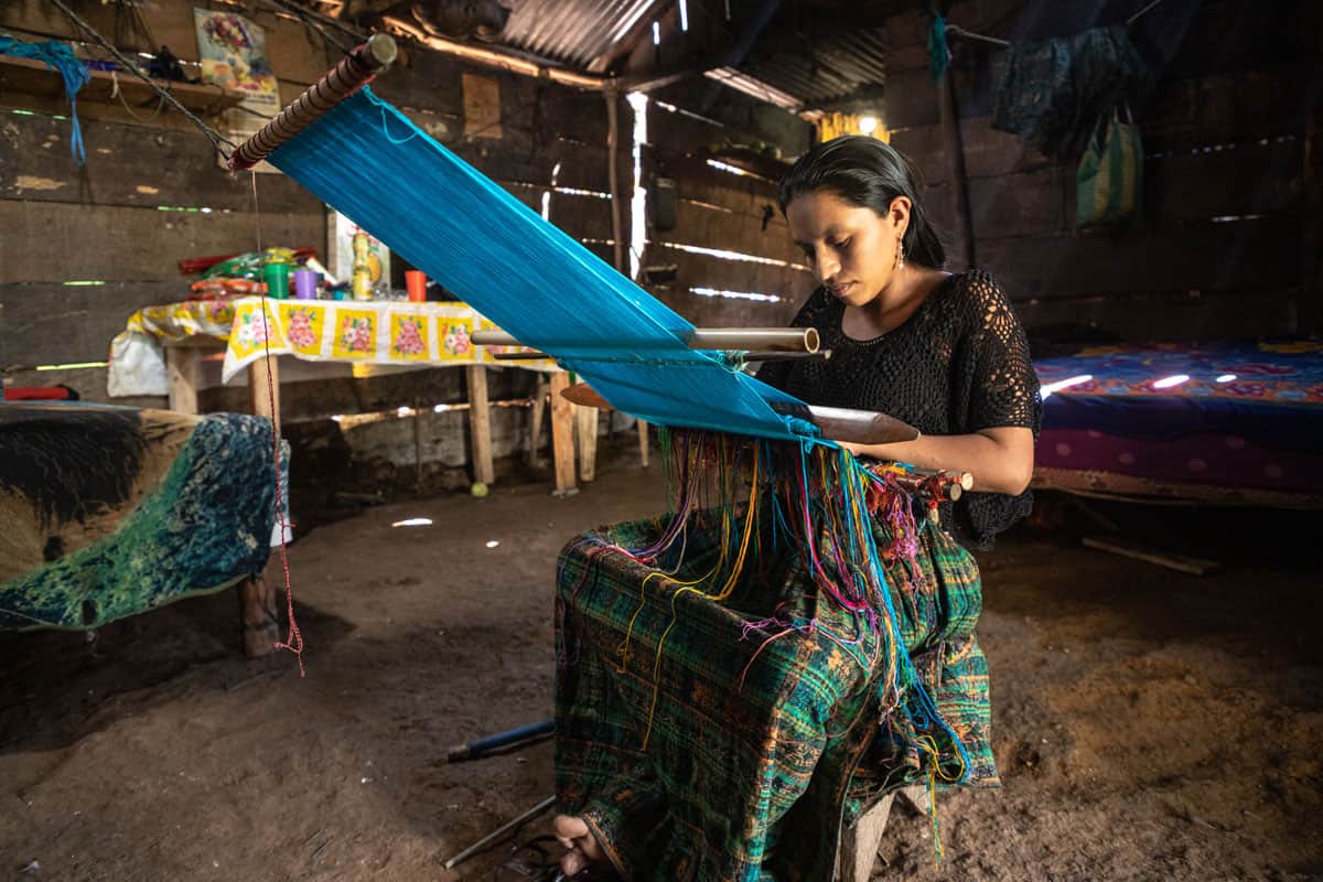 Speranza: storia di una donna in Guatemala che impara a tessere grazie alla formazione offerta da Compassion