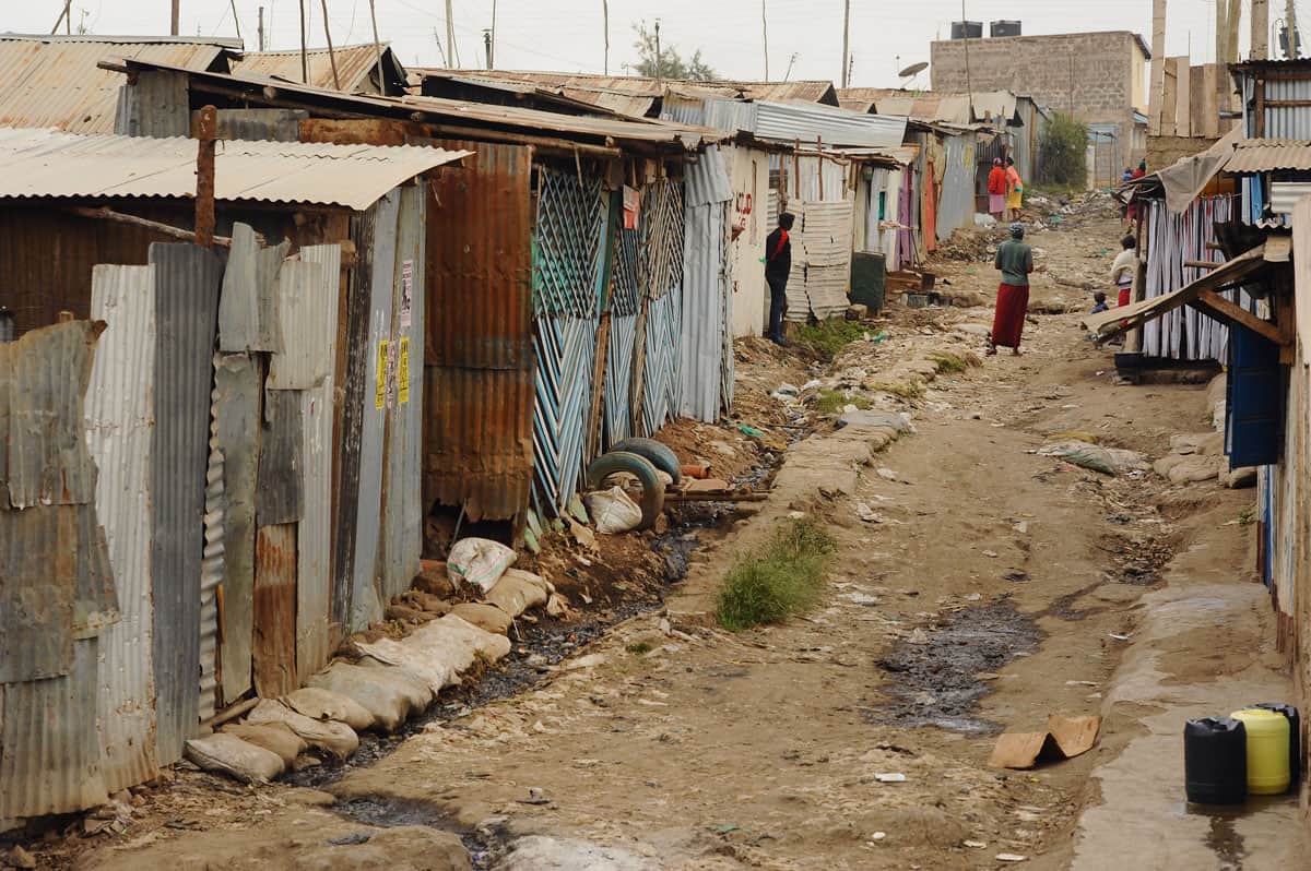 traite d’êtres humains - un bidonville du Kenya où compassion est actif pour les enfants