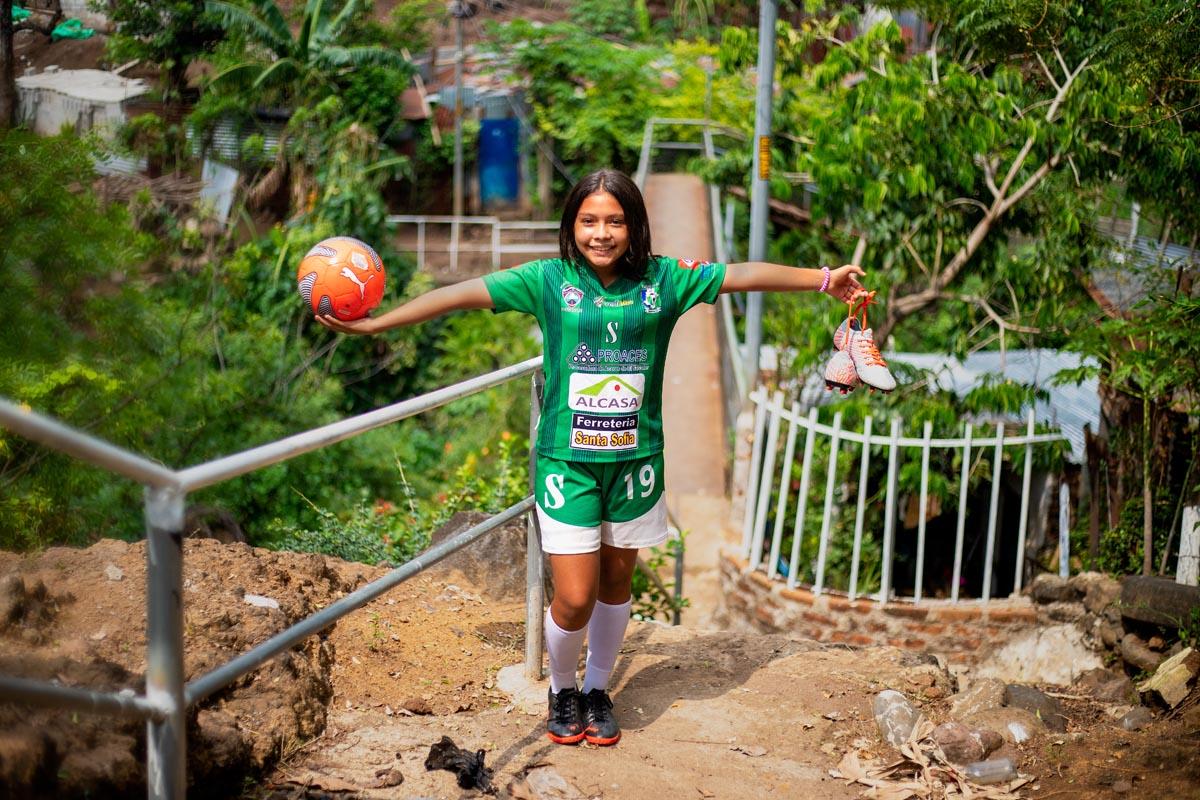 Karla, enfant parrainée par Compassion, a un rêve: jouer un jour en tant que professionnelle au football dans son pays au Salvador.